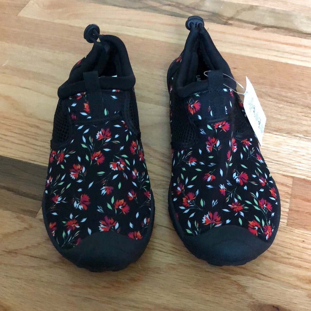 Lands End women’s water shoes size 7-8 NWT